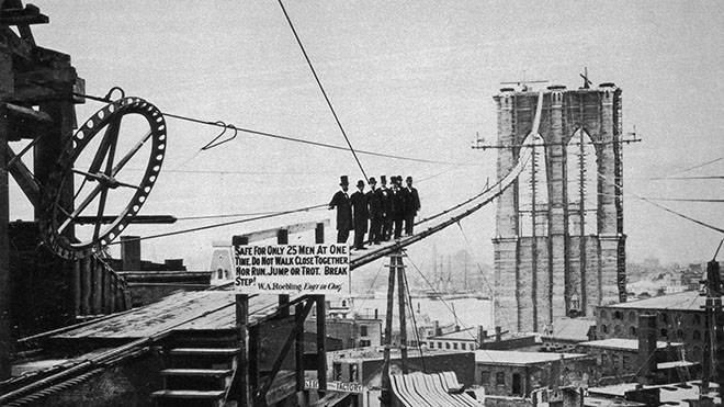 صورة لجانب من الأشغال بجسر بروكلين وهو قيد الإنشاء